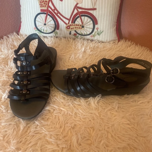 Bear Paw Sandals - Picture 2 of 6